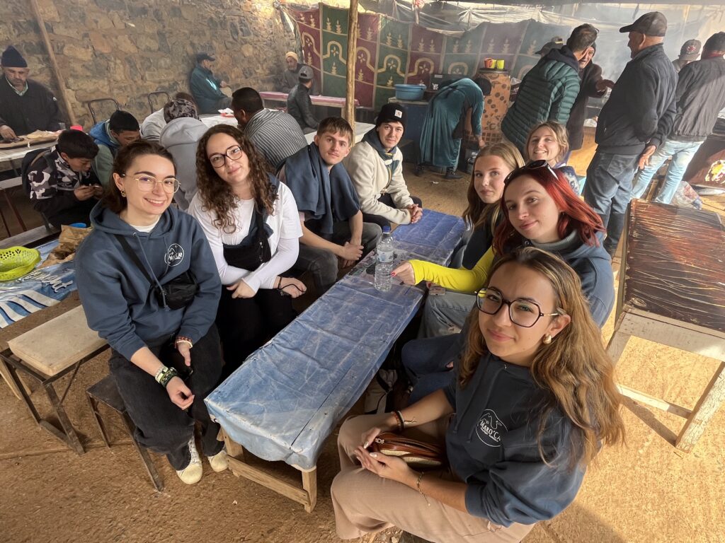 Équipe en repas - Maroc